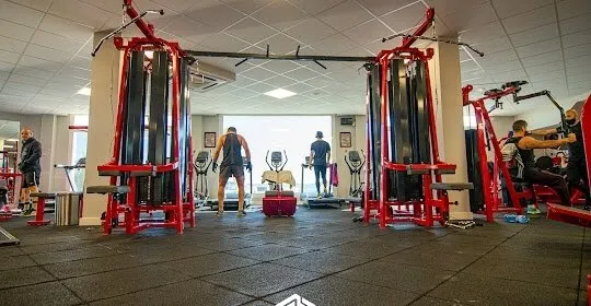 Raw Training Fitness y Musculación en Conil de la Frontera